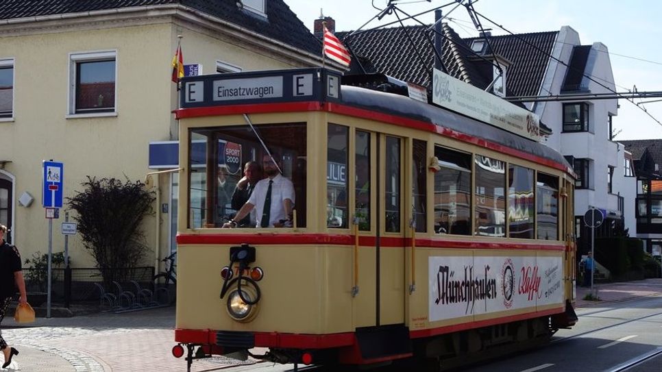 Die BSAG schickte zwei historische Wagen der „Freunde der Bremer Straßenbahn“ durch den Ort.  Foto: ui