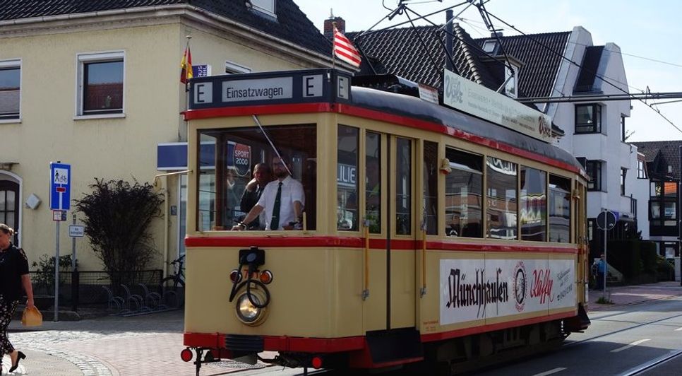 Die BSAG schickte zwei historische Wagen der „Freunde der Bremer Straßenbahn“ durch den Ort.  Foto: ui