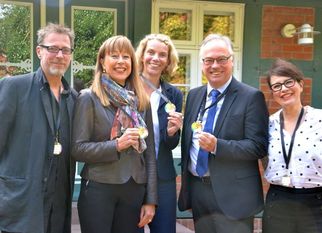 Freuen sich auf das „Randlage Artfestival Worpswede“ (von links): Volker Schwennen, Dr. Stephanie Abke, Klaudia Krohn, Stefan Schwenke und Marie S. Ueltzen.  Foto: ui