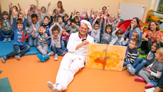 Bäckermeister Maik Starke freute sich über das tolle Kürbisbild der KiTa Lehmbarg-Kids und überreichte eine Spende von 500 Euro.  Foto: eb
