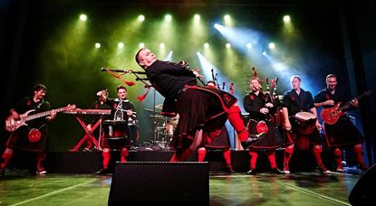 Rock ´n´ Roll meets… Dudelsack!? Dass diese ungewöhnliche Kombi bestens funktioniert, beweisen die Red Hot Chilli Pipers. Foto: eb