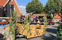 Mit bunt geschmückten Wagen geht es beim Ernteumzug durch Kuhstedt. Fotos: eb