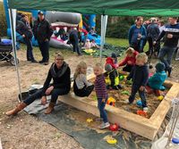 Mit bunt geschmückten Wagen geht es beim Ernteumzug durch Kuhstedt. Fotos: eb