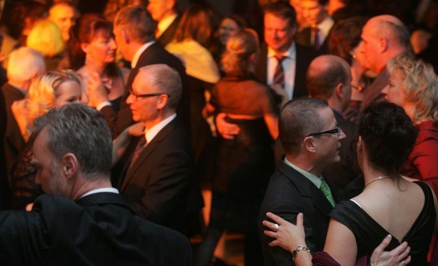 Am 2. November wird in der Stadthalle Osterholz-Scharmbeck wieder das Tanzbein geschwungen. Der VSK lädt auch in diesem Jahr wieder zum beliebten Novemberball ein.  Foto: Archiv/ek