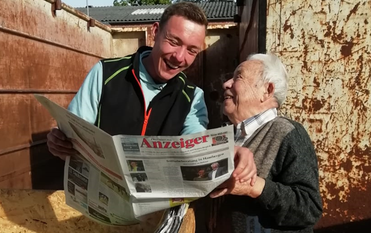 Günther Hütten (re.) verabschiedet sich im Alter von fast 90 Jahren von der aktiven Mitarbeit bei den Altpapiersammlungen.  Foto: eb