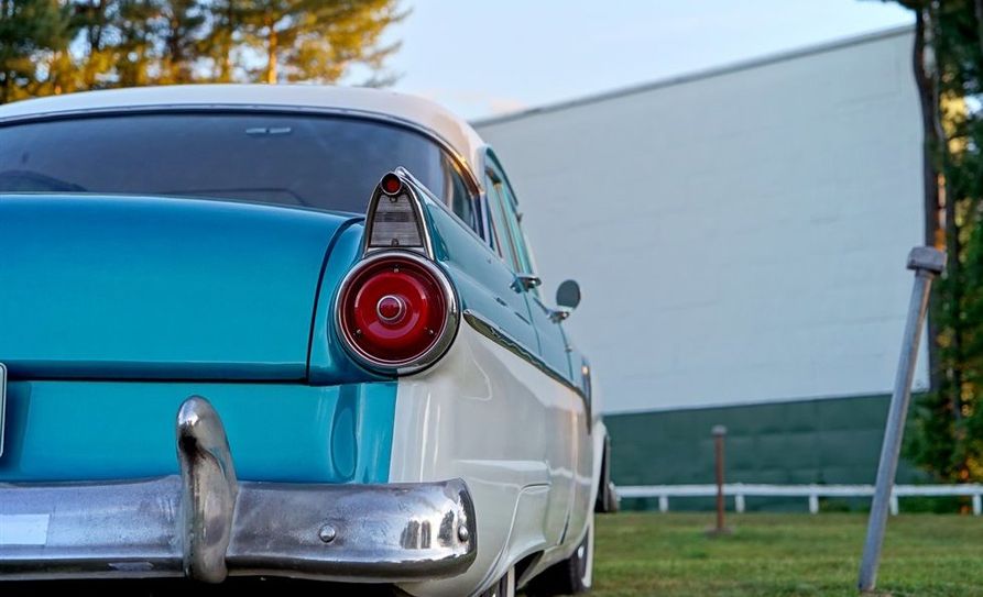 Das Gelände an der Stadthalle wird auch am Wochenende noch zum Autokino umfunktioniert bleiben. Zwei aktuelle Streifen flimmern durch die Frontscheiben. Foto: AdobeStock/Gabe Shakour