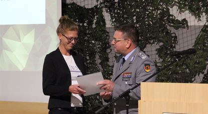 Auszeichnung für „beeindruckende Ideen im Sinne des Materialwirtschaftszentrums Einsatz“: Im Verlauf des sechsten Hesedorfer Abends übergab Oberstleutnant Dirk Bickmeier die Ehrenmedaille des Materialwirtschaftszentrums an   Regierungsamtsrätin Sarah Weiß vom Bundeswehrdienstleistungszentrum Rotenburg (Wümme).  Foto: ue