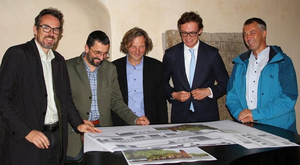 v.l.: Pastor Wildrik Piper, Dr. Martin Heinlein vom Kirchenvorstand, Architekt Marcus Knigge, Bürgermeister Kristian Tangermann und Stephen Riemenschneider vom Lilienthaler Bau- und Planungsausschuss studieren die Grundrisse des geplanten Klosterkirchenanbaus. Foto: mr