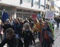 Jung und Alt zogen am Freitag gemeinsam durch die Straßen, um auf mehr Klimaschutz aufmerksam zu machen. Fotos: mk