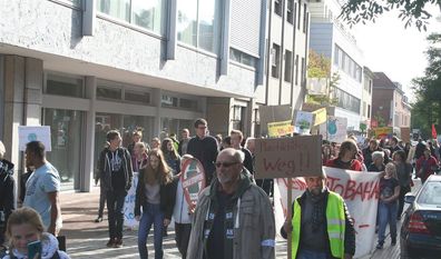 Jung und Alt zogen am Freitag gemeinsam durch die Straßen, um auf mehr Klimaschutz aufmerksam zu machen. Fotos: mk