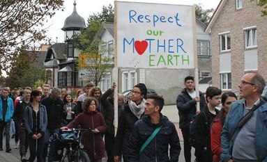 Osterholz-Scharmbeck (jgir). „Alle fürs Klima“ - unter diesem Motto demonstrierten an diesem Freitag Menschen weltweit für mehr Klimaschutz. In Deutschland waren „friday for future“ Proteste in über 500 Städten geplant. So auch in Osterholz-Scharmbeck, wo man die Menschenansammlung mit zahlreichen Plakaten und Mahnungen an das Umwelt- und Klimabewusstsein sehen konnte. Friedlich bahnte sich der Demonstrationszug seinen Weg durch die Stadt. Neben Kindern und Jugendlichen waren auch Erwachsene aufgerufen, mitzumachen. Deutschlandweit wurde mit über 600.000 Teilnehmern gerechnet.  Foto: Jennifer Fabienne Kramer