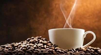 Er ist so beliebt, dass er einen eigenen Ehrentag hat: Der Kaffee ist bei Morgenmuffeln genauso wenig wegzudenken wie im Büro oder zu einem leckeren Stück Kuchen. Foto: AdobeStock/Leo Lintang