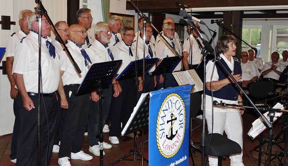Beim Shanty-Chor Insel Usedom gibt Uschi Hallaschk den Ton an. Foto: khe