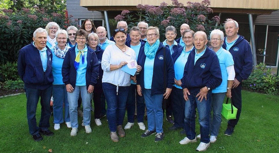 Glücklich hält Sabine Eckstein die großzügige Spende der Heidloher Klooksnackers in den Händen.  Foto: HuKK