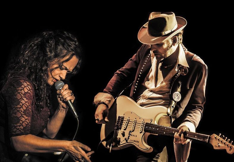 Liefern eine perfekte Mischung aus Vintage-Sound, zeitgemäßer Interpretation und Spielfreude: Meena Cryle und Chris Fillmore.
 Foto:  Johannes Wahl und Gibson Girl
