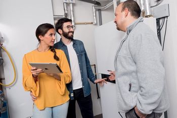 Hausbesitzer, die auf Öl-Brennwertsysteme setzen, investieren in die Zukunft: Die Heizung ist sehr effizient, lässt sich leicht mit erneuerbaren Energien kombinieren und hat langfristig mit regenerativen Brennstoffen eine klimaneutrale Perspektive. Foto: IWO/bpr