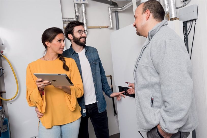 Hausbesitzer, die auf Öl-Brennwertsysteme setzen, investieren in die Zukunft: Die Heizung ist sehr effizient, lässt sich leicht mit erneuerbaren Energien kombinieren und hat langfristig mit regenerativen Brennstoffen eine klimaneutrale Perspektive.  Foto: IWO/bpr