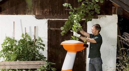 Grünschnitt von Bäumen, Hecken und Sträuchern lässt sich mit dem Häcksler selbst zerkleinern und anschließend im eigenen Garten etwa als Mulchschicht nutzen. Foto: djd/STIHL