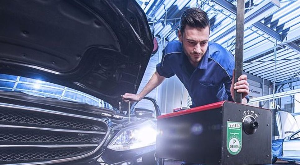 Jedes Jahr laden viele Kfz-Betriebe ihre Kunden im Oktober zum Lichttest ein. Foto: djd/Kfzgewerbe