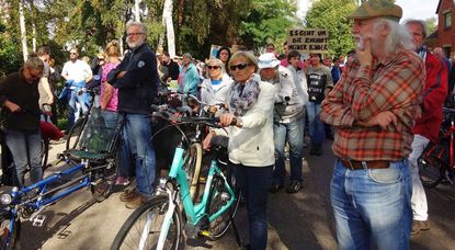 Etwa 700 Demonstranten gingen in Worpswede auf die Straße, um für besseren Klimaschutz zu demonstrieren. Foto: ui