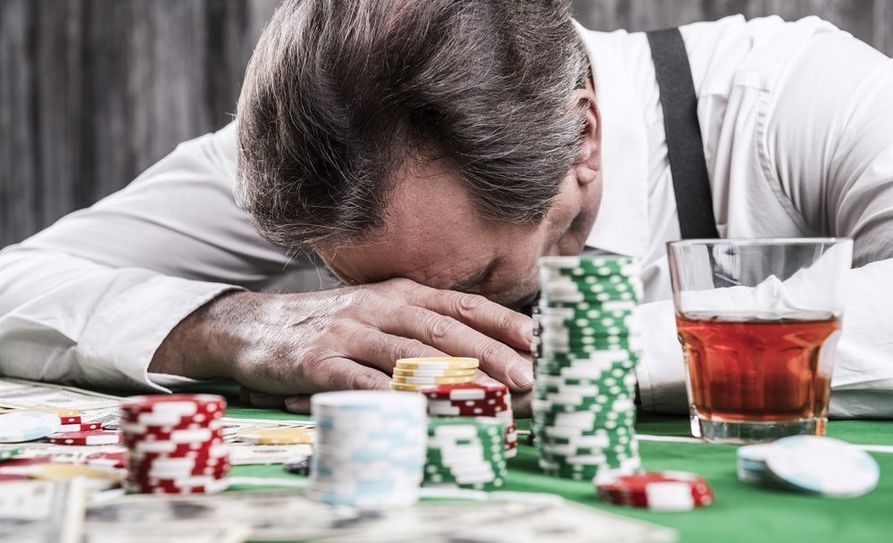 Glücksspielsucht entwickelt sich langsam. Erst spielen Betroffene hin und wieder. Die Einsätze sorgen für Nervenkitzel, erste Gewinne erfreuen. Bald folgen die Verluste. Foto: AdobeStock/gstockstudio