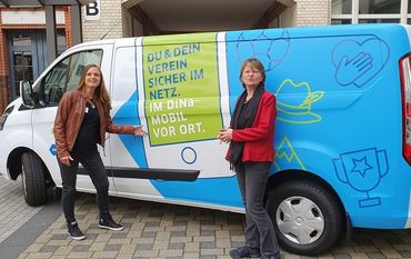 Sandra Pragmann und Gerlinde Wozniak von der Koordinierungsstelle für ehrenamtliche Arbeit mit dem DiNa-Mobil.  Foto: eb