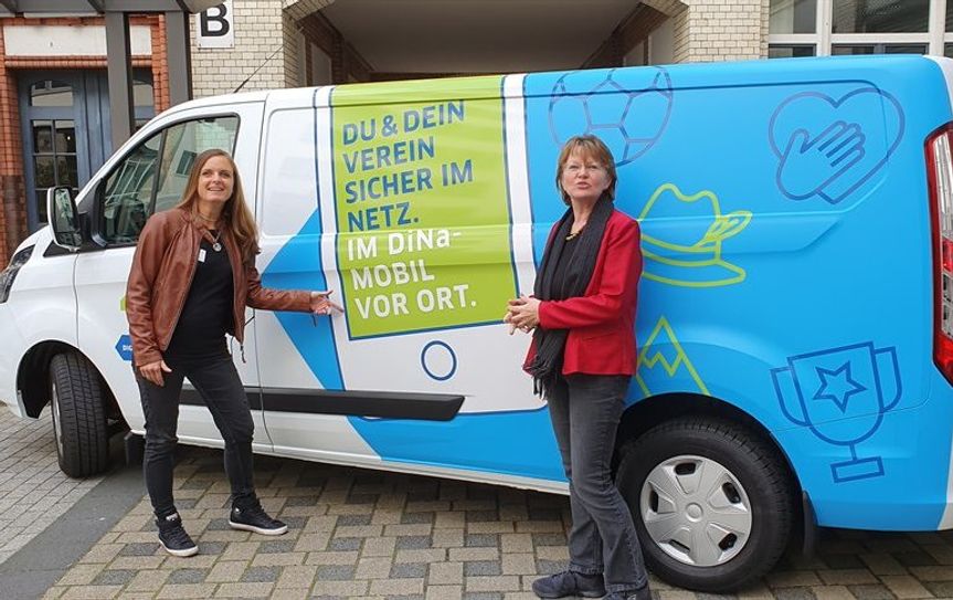 Sandra Pragmann und Gerlinde Wozniak von der Koordinierungsstelle für ehrenamtliche Arbeit mit dem DiNa-Mobil.  Foto: eb