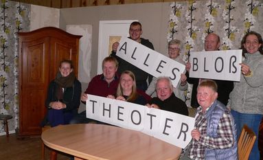 Die Laienspieler der Heimatbühne Karlshöfen freuen sich auf viele Besucher bei ihren Aufführungen der plattdeutschen Komödie „Alles bloß Theoter“.  Foto: eb