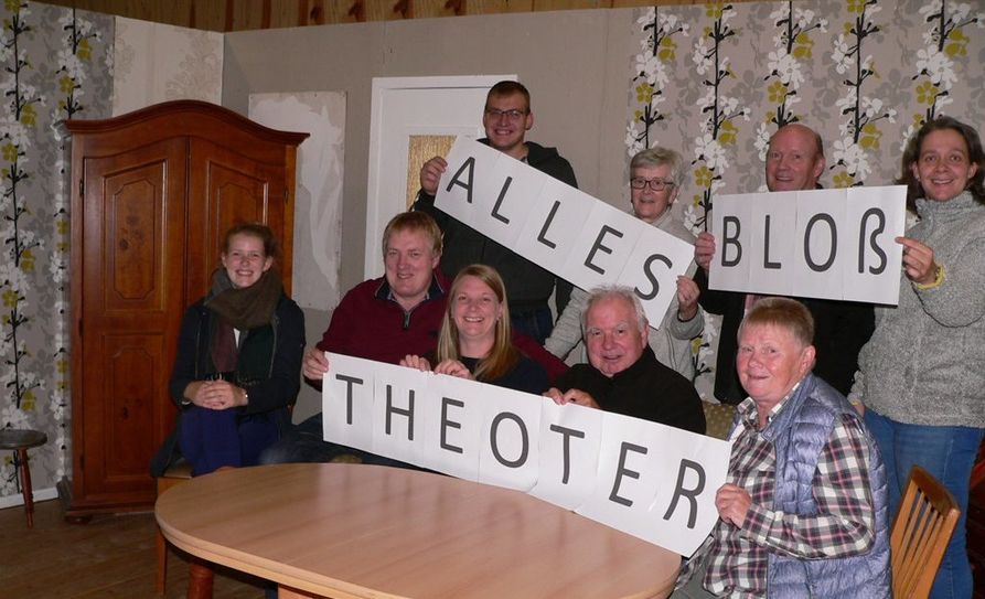 Die Laienspieler der Heimatbühne Karlshöfen freuen sich auf viele Besucher bei ihren Aufführungen der plattdeutschen Komödie „Alles bloß Theoter“.  Foto: eb