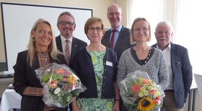 Dr. Kerstin Lund, Bernd Lütjen, Gudrun Schemel, Klaus Vagt, Melanie Silbermann und Klaus Sass (v.li.) feierten das Jubiläum der ibs-Berufsfachschule Am Stadtpark.  Foto: hc