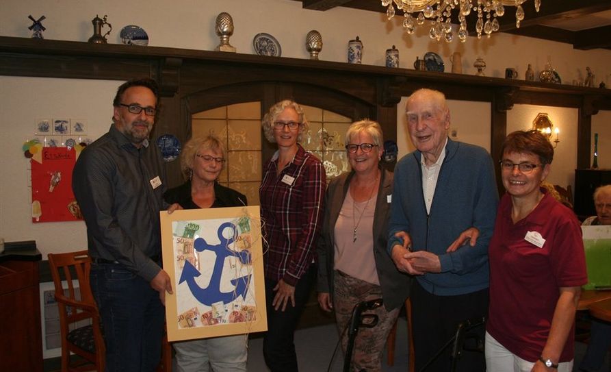 Das Hospiz Bremervörde Zeven freute sich über die Unterstützung durch das Seniorendomizil Haus am Park, das damit Ausbildungen in „Letzter Hilfe“ investieren will. Foto: af