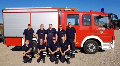 Eine Abordnung der Freiwilligen Feuerwehr Hollen nahm am Regionalentscheid in Laßrönne teil. Foto: uml