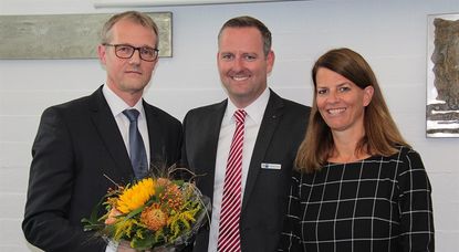 IHK-Vizepräsident Andreas Meyer (Mitte) und IHK-Hauptgeschäftsführerin Maike Bielfeldt gratulierten dem frisch gewählten Präsidenten Matthias Kohlmann. Foto: eb