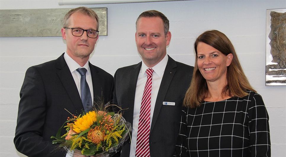 IHK-Vizepräsident Andreas Meyer (Mitte) und IHK-Hauptgeschäftsführerin Maike Bielfeldt gratulierten dem frisch gewählten Präsidenten Matthias Kohlmann. Foto: eb