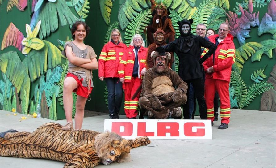 Die DLRG Lilienthal verabschiedet sich von der Sommersaison auf der Freilichtbühne. In 16 ausverkauften Vorstellungen sorgten die Geier für die Gesundheit von Zuschauern und Darstellern. Foto: eb