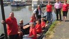 Der stellvertretende Bürgermeister Klaus Sass (2. v. re.) gewann bei der Tombola von „OHZ - Eine Stadt räumt auf“ die Torfkahnfahrt und gab sie ans Jugendrotkreuz weiter.  Foto: eb