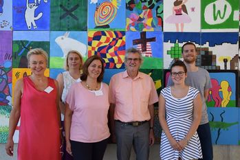 (V. li.) Herr Patrick Ortmayr, Jugendamt (allgemeiner Sozialdienst), Frau Paula Unger, Jugendamt (duales Studium Soziale Arbeit), Herrn Professor Dr. Klaus Wolf, Referent von der Universität Siegen, Frau Claudia Schrage, Jugendamt (Pflegekinderdienst/Adoptionsvermittlungsstelle), Frau Silvia Kluge, Jugendamt (Jugendgerichtshilfe), Frau Kück, Jugendamt (Leitung Pflegekinderdienst/Adoptionsvermittlungsstelle). Foto: eb