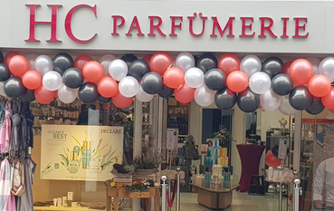 Das Team der neuen HC Parfürmerie in Osterholz-Scharmbeck freut sich auf duftende Momente mit den Gästen. Fotos: eb