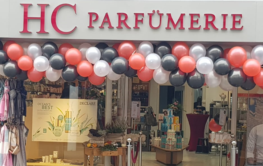 Das Team der neuen HC Parfürmerie in Osterholz-Scharmbeck freut sich auf duftende Momente mit den Gästen.  Fotos: eb