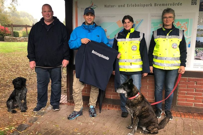 Lions-Club-Präsident Thomas Kosch (Zweiter von links) übergab vor kurzem vom Bremervörder Lions Club gespendete Softshell-Jacken an die Vorstandsmitglieder der Rettungshundestaffel Tom Schlichting (von links), Carmen Schlichting und Sabine Peimann. Beim Fototermin mit von der Partie: Rettungshündin „Ayka“ (rechts) und Rettungshund in Ausbildung „Cornet“. Foto: eb
