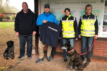 Lions-Club-Präsident Thomas Kosch (Zweiter von links) übergab vor kurzem vom Bremervörder Lions Club gespendete Softshell-Jacken an die Vorstandsmitglieder der Rettungshundestaffel Tom Schlichting (von links), Carmen Schlichting und Sabine Peimann. Beim Fototermin mit von der Partie: Rettungshündin „Ayka“ (rechts) und Rettungshund in Ausbildung „Cornet“.  Foto: eb