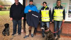 Lions-Club-Präsident Thomas Kosch (Zweiter von links) übergab vor kurzem vom Bremervörder Lions Club gespendete Softshell-Jacken an die Vorstandsmitglieder der Rettungshundestaffel Tom Schlichting (von links), Carmen Schlichting und Sabine Peimann. Beim Fototermin mit von der Partie: Rettungshündin „Ayka“ (rechts) und Rettungshund in Ausbildung „Cornet“.  Foto: eb