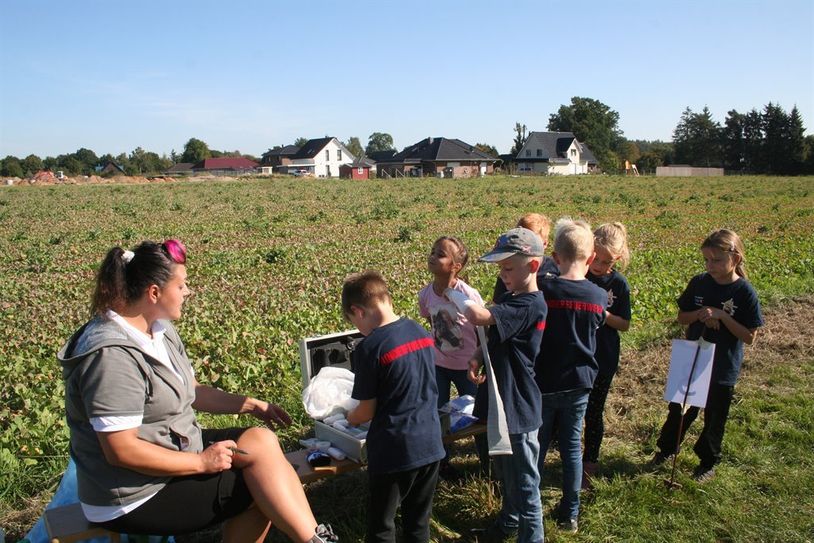 Erste Hilfe am eigenen Leib. Die Kinder mussten viele Aufgaben bewältigen und hatten dabei jede Menge Spaß. Fotos: af