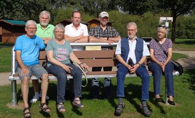 Über die neue Baumelbank freuen sich: Uwe Holten, Hans-Jürgen Coppes, Sonja Holten (Vorstand Kneipp-Verein, von links), Torsten Wilkens und Peter Nölting (Jugenddorf BRV, hinten mittig) und Heinz-Peter und Angela Mikus (Vorstand Kneipp-Verein, vorne rechts). Foto: eb