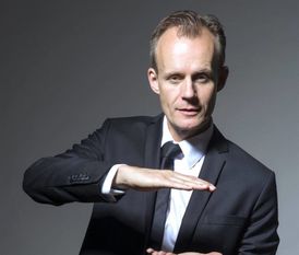 „Überragend. So überzeugend böse und zugleich unterhaltsam war im deutschen Kabarett schon lange keiner mehr“, sagt man auf Süddeutsche.de. Foto: M. Neumeister