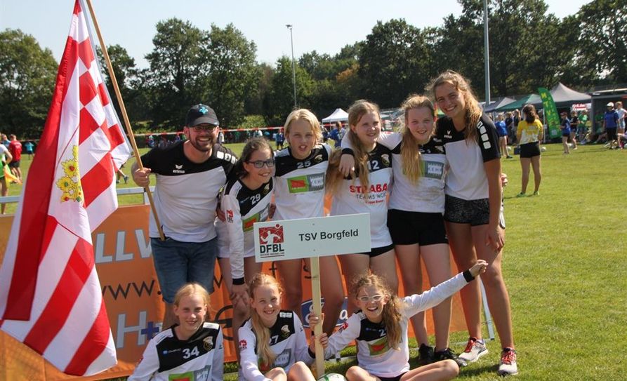 Für die sieben Spielerinnen des TSV Borgfeld - Lea Beekhuis, Yara Hennings, Lüka Meyer, Sophie Mielke, Laura Schulz, Paula Sievers und Paula Weippert sowie ihren Trainern Vanessa Dieling und Dennis Walther war es die erste Teilnahme in der U12 der Deutschen Meisterschaft im Faustball.  Foto: eb