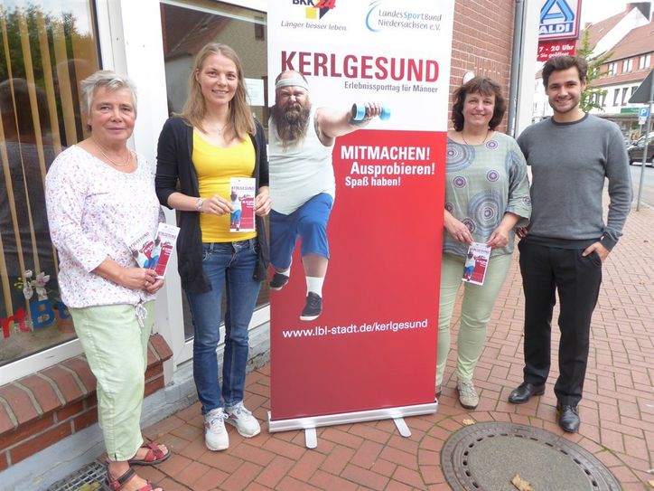 Helga Wottrich, Anne Surborg, Susanne Struckhoff und Henning Reimer (v. li.) werben für den Erlebnis-Sporttag für Männer unter dem Motto „Kerlgesund“.  Foto: hc