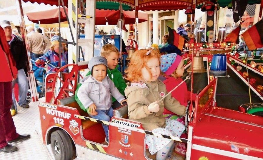 Die kleinen Gäste können sich auf dem Bremervörder Herbstmarkt in vielen Kinderkarussells amüsieren. Foto: Archiv
