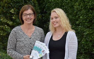 Carmen Menzel, die Leiterin des Gesundheitsamtes mit der ersten Stipendiatin des Landkreises, Anna Kalies-Fricke. Foto: eb