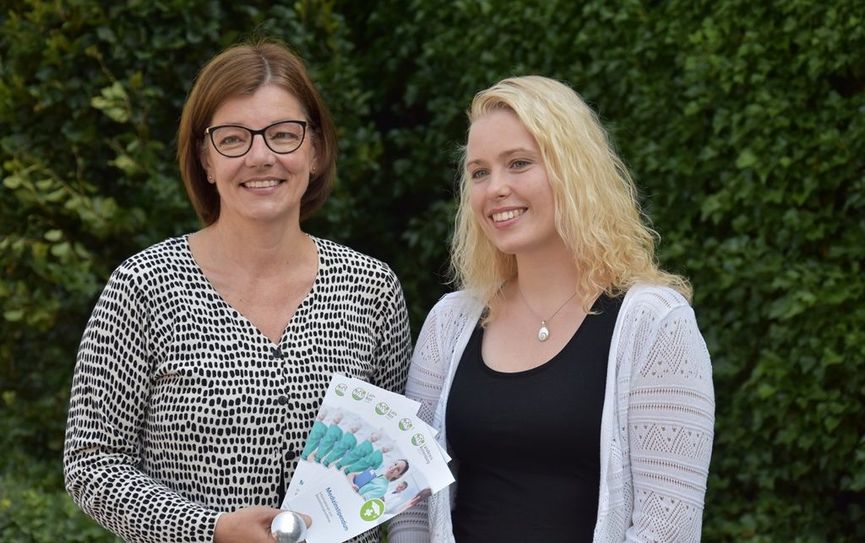 Carmen Menzel, die Leiterin des Gesundheitsamtes mit der ersten Stipendiatin des Landkreises, Anna Kalies-Fricke. Foto: eb